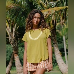 MAHINA MADE • Lei Pua Kenikeni Tee - Avo